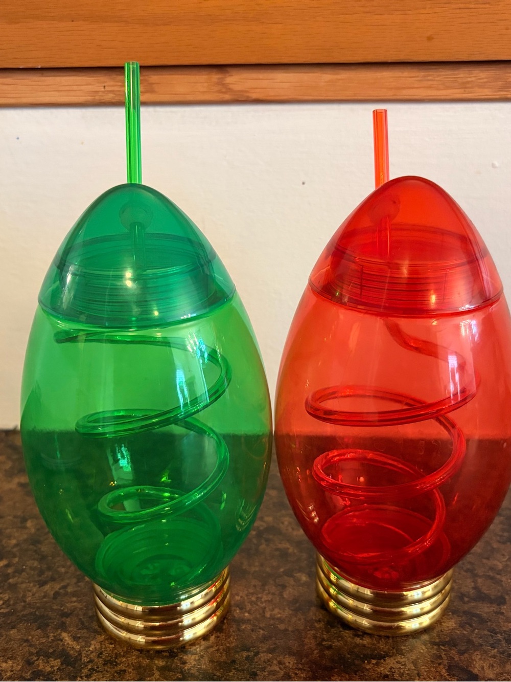 Green and Red Spiral Drink Tumblers with Straws - Party Cups